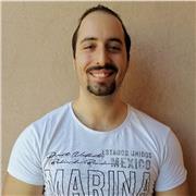 Laureato in Lingue impartisce lezioni (anche online) di Inglese (incluso il suo grande amore: la variante americana), Francese nonché due ulteriori grandi passioni: storia ed Italiano